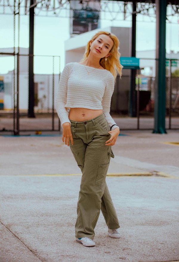 Pantalon cargo pour femme : polyvalence et élégance au quotidien